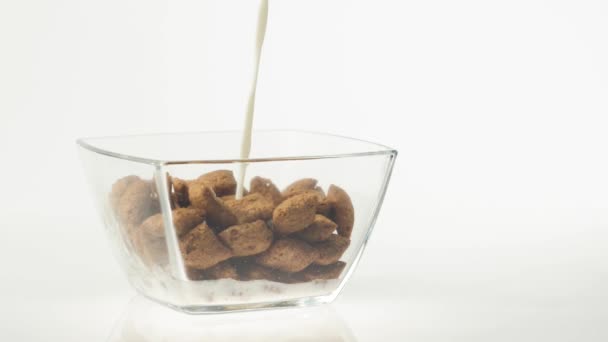 Comida Fresca Saludable Leche Vertiendo Tazón Transparente Con Almohadillas Cereales — Vídeos de Stock