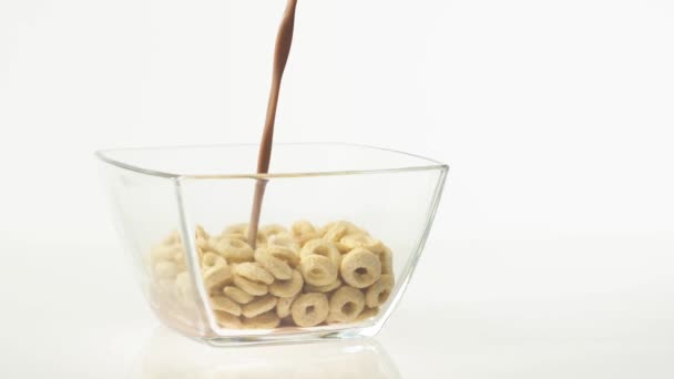 Frische Gesunde Lebensmittel Schokoladenmilch Einer Durchsichtigen Schüssel Mit Gelbem Müsli — Stockvideo