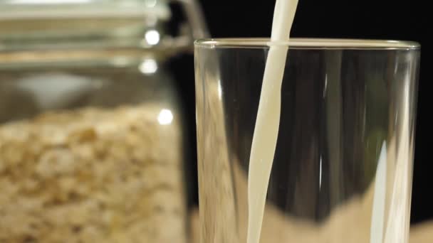 Vers Gezond Voedsel Melk Gegoten Doorzichtig Glas Buurt Van Transparante — Stockvideo