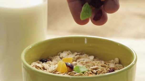 Frische Gesunde Lebensmittel Hand Gießt Kandierte Früchte Rosinen Und Preiselbeeren — Stockvideo