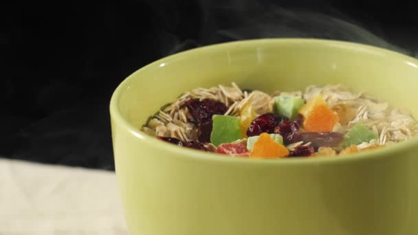 Friss Egészséges Étel Friss Zabpehely Kandírozott Gyümölcsökkel Mazsolával Áfonyával Asztalon — Stock videók
