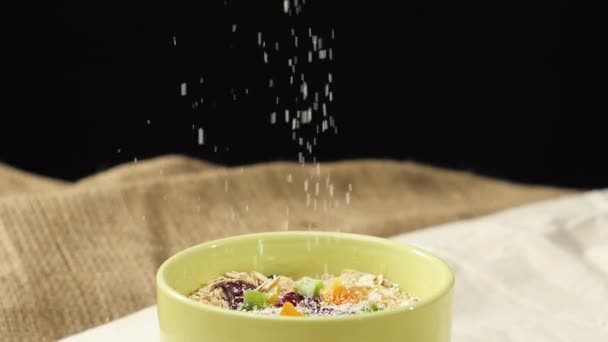 Свіжа Здорова Їжа Білі Кокосові Пластівці Потрапляють Зелену Миску Вівсяними — стокове відео