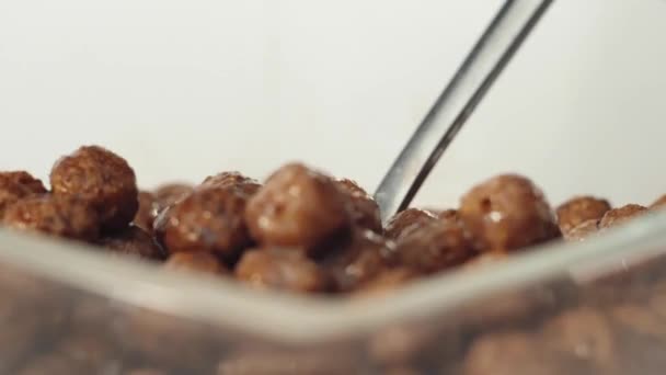 Свежая Здоровая Еда Ложка Хватает Шоколадные Шарики Молоком Прозрачной Миски — стоковое видео