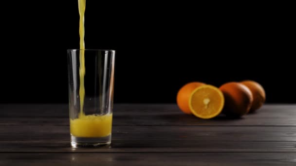 Große Aufnahme Von Frischem Orangensaft Der Sich Transparentem Glas Auf — Stockvideo