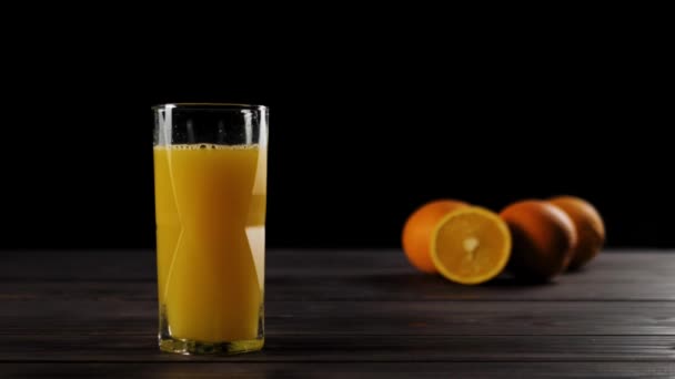 Ampla Dose Cubos Gelo Caindo Copo Cassiopea Com Suco Laranja — Vídeo de Stock