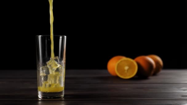 Breed Shot Van Vers Sinaasappelsap Gieten Hoog Glas Met Ijsblokjes — Stockvideo