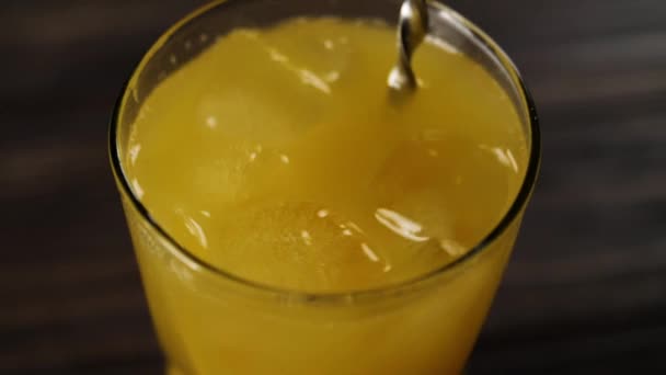 Draufsicht Des Barkeeperlöffels Der Eiswürfel Mit Frischem Orangensaft Einem Hohen — Stockvideo