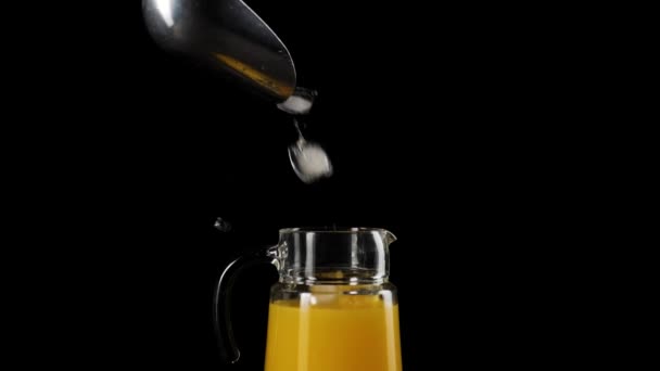 Vaste Image Glaçons Tombant Cuvette Dans Carafe Avec Jus Orange — Video