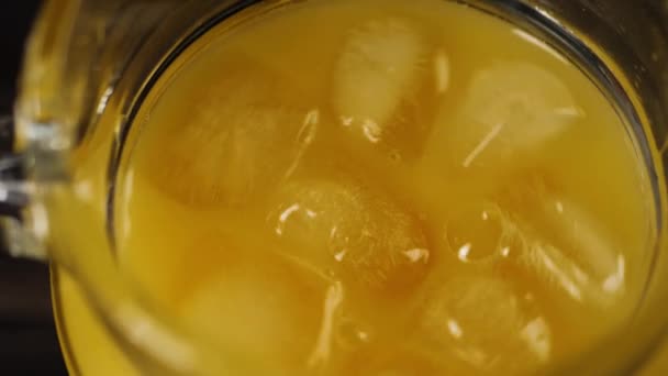 Vue Dessus Des Glaçons Tourner Flotter Dans Jus Orange Frais — Video