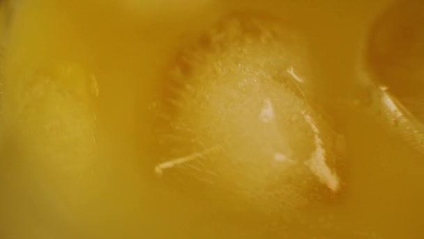 Închiderea Cuburilor Gheață Învârte Plutește Suc Proaspăt Portocale Într Decantor — Videoclip de stoc