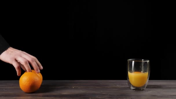 Amplio Tiro Mano Toma Naranjas Mesa Las Lanza Vaso Doble — Vídeos de Stock