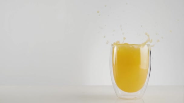 Los Cubos Hielo Caen Con Salpicaduras Burbujas Zumo Naranja Piña — Vídeo de stock