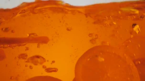 Fresh Orange Slices Falling Splashes Bubbles Orange Water Tea Light — Stock Video