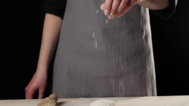 Рука Профессионального Пекаря Посыпает Муку Кусочком Теста Стол Рядом Скалкой — стоковое видео