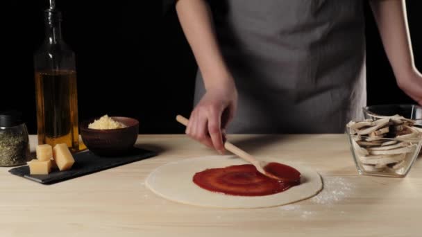 Chef Professionista Diffonde Concentrato Pomodoro Rosso Con Cucchiaio Legno Una — Video Stock