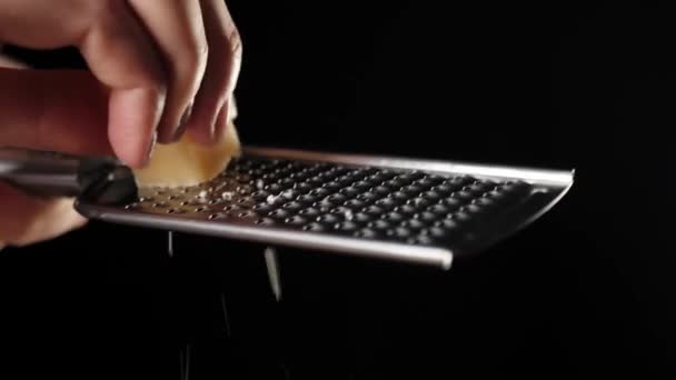 Chef Professionnel Frotte Parmesan Sur Une Râpe Fromage Râpé Tombe — Video