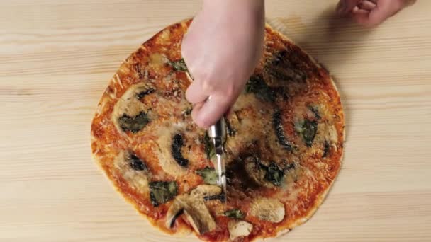 专业厨师用比萨饼刀把比萨饼切成两部分 做美味披萨的概念顶部视图 — 图库视频影像