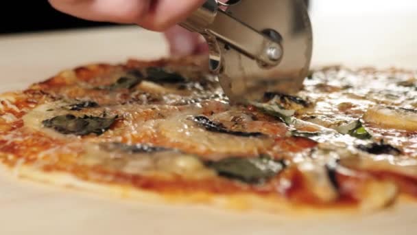 Профессиональный Повар Разрезает Пиццу Специальным Ножом Пиццы Две Части Концепция — стоковое видео