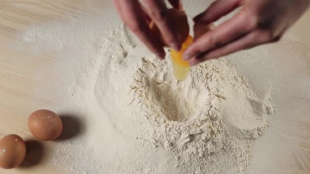 Профессиональный Пекарь Разбивает Яйцо Выливает Содержимое Яйца Углубление Куче Муки — стоковое видео