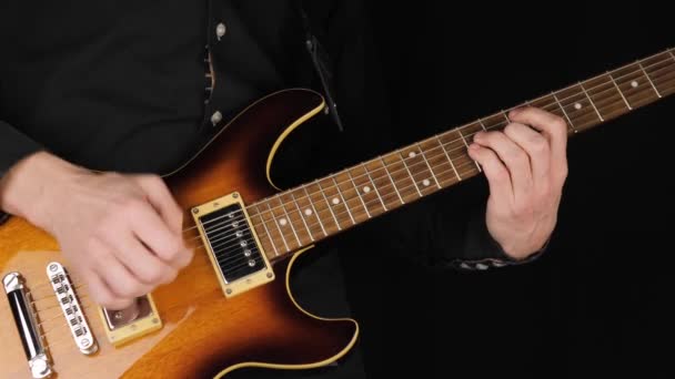 Chitarrista Suona Una Chitarra Elettrica Sei Corde Marrone Chiaro Con — Video Stock