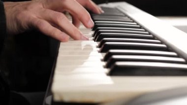 İki el piyanoda nazik, modern piyano müziği çalar. Evde kalıp biraz müzik yapma kavramı. Ses sanatı için boş zaman. Yan görüş. 4K