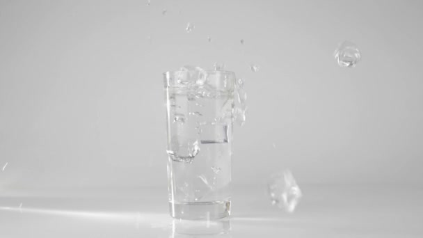 Ijsblokjes Vallen Een Glas Met Zuiver Zoet Water Met Spatten — Stockvideo