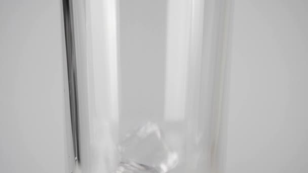 Eiswürfel Fallen Ein Transparentes Glas Vor Weißem Hintergrund Konzept Hause — Stockvideo