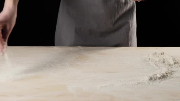 Рука Профессионального Пекаря Посыпает Муку Стол Черном Фоне Концепция Пребывания — стоковое видео