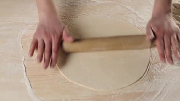 Mãos Padeiro Profissional Estendem Massa Com Rolo Uma Mesa Madeira — Vídeo de Stock