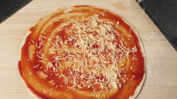 Professionele Chef Kok Giet Geraspte Kaas Een Pizza Basis Met — Stockvideo