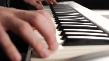 İki el piyanoda nazik, modern piyano müziği çalar. Evde kalıp biraz müzik yapma kavramı. Ses sanatı için boş zaman. Üst Manzara. 4K
