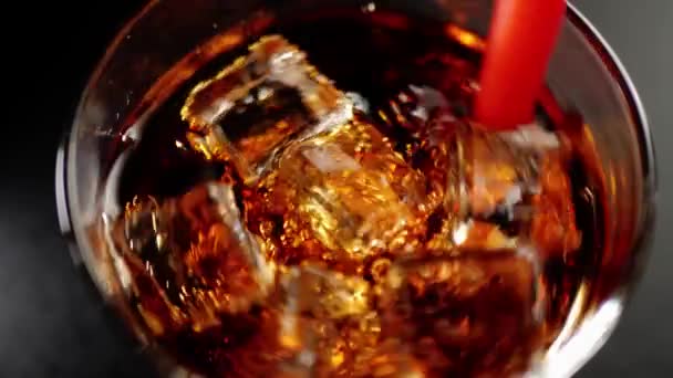 Mão Mexe Cubos Gelo Com Cola Usando Uma Palha Vermelha — Vídeo de Stock