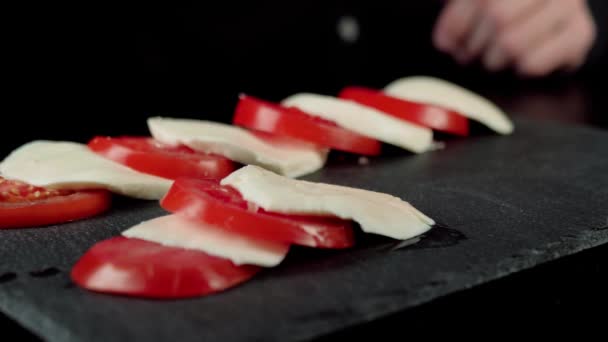 Chef Profesional Hace Una Presentación Del Plato Exponiendo Los Ingredientes — Vídeo de stock