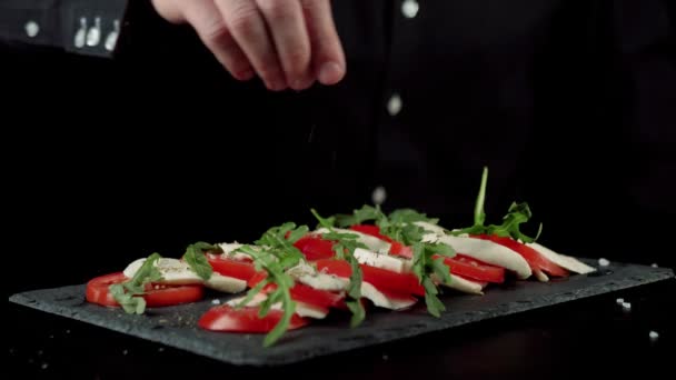 Chef Profesional Espolvorea Una Ensalada Caprese Preparada Con Hierbas Mediterráneas — Vídeo de stock