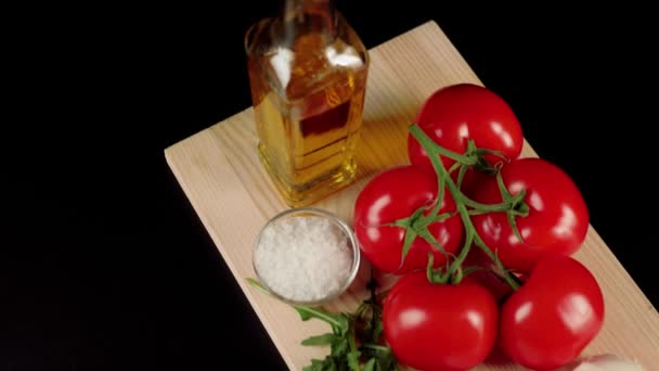 Salada Caprese Moderna Tomates Vermelhos Suculentos Frescos Ramo Queijo Mussarela — Vídeo de Stock