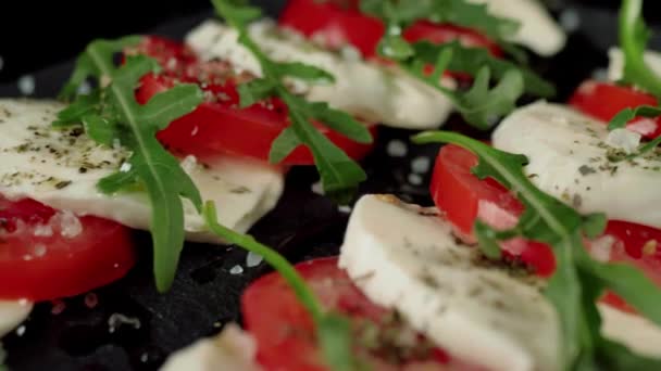 Kamera Przesuwa Się Ponad Gotową Sałatkę Caprese Świeże Soczyste Pomidory — Wideo stockowe