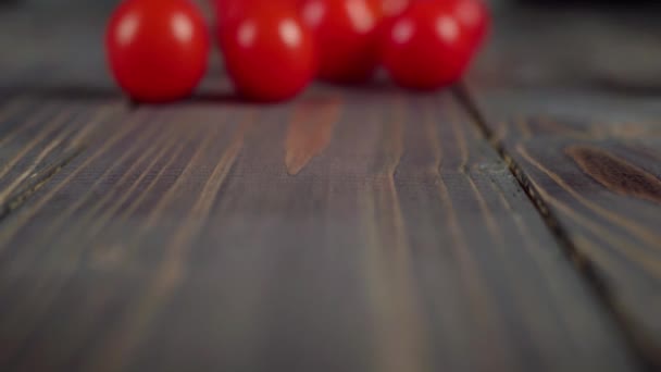 Salada Verão Tomates Cereja Vermelhos Suculentos Frescos Rolam Abaixo Uma — Vídeo de Stock