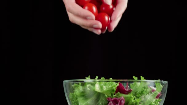 Las Manos Profesionales Del Chef Vierten Jugosos Tomates Cherry Frescos — Vídeos de Stock