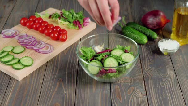 Insalata Estiva Chef Professionista Versa Cipolla Viola Affettata Una Ciotola — Video Stock