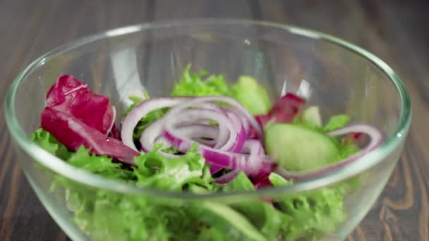 Salada Verão Pepinos Verdes Suculentos Fatiados Caem Tigela Vidro Com — Vídeo de Stock