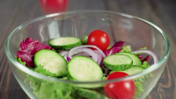 Salada Verão Tomates Cereja Suculentos Caem Tigela Vidro Com Alface — Vídeo de Stock