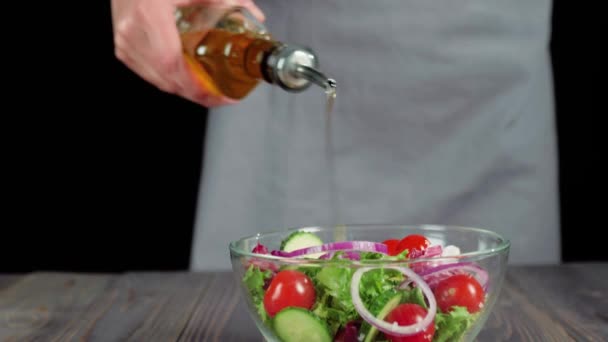 Chef Professionista Spruzza Insalata Estiva Pronta Con Olio Oliva Gocce — Video Stock