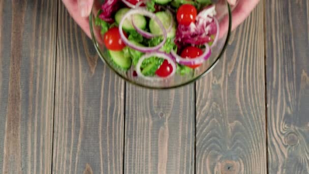 Chef Profissional Coloca Uma Tigela Vidro Com Salada Verão Pronta — Vídeo de Stock