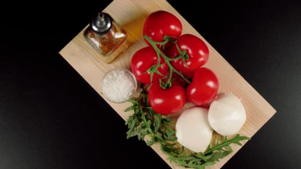 Insalata Caprese Moderna Pomodori Rossi Succosi Freschi Ramo Mozzarella Foglie — Video Stock