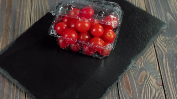 Câmera Move Acima Recipiente Plástico Com Tomates Cereja Tomates Cereja — Vídeo de Stock