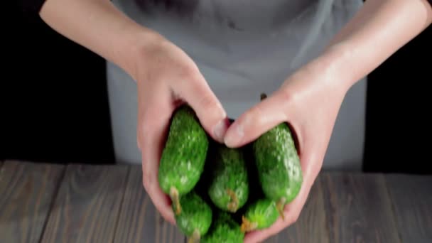 Salada Verão Mulher Põe Vários Pepinos Verdes Suculentos Frescos Tábua — Vídeo de Stock