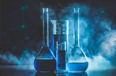 Mavi sıvı ve mavi dumanlı test tüpü ve matara. Kimya 
