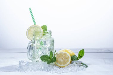 Limonlu, naneli ve buzlu, beyaz arka planda ferahlatıcı bir limonata.