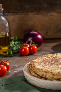 Geleneksel İspanyol omleti ahşap masada