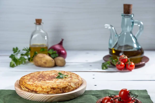 Tortilla tradicional española sobre mesa de madera — Foto de Stock